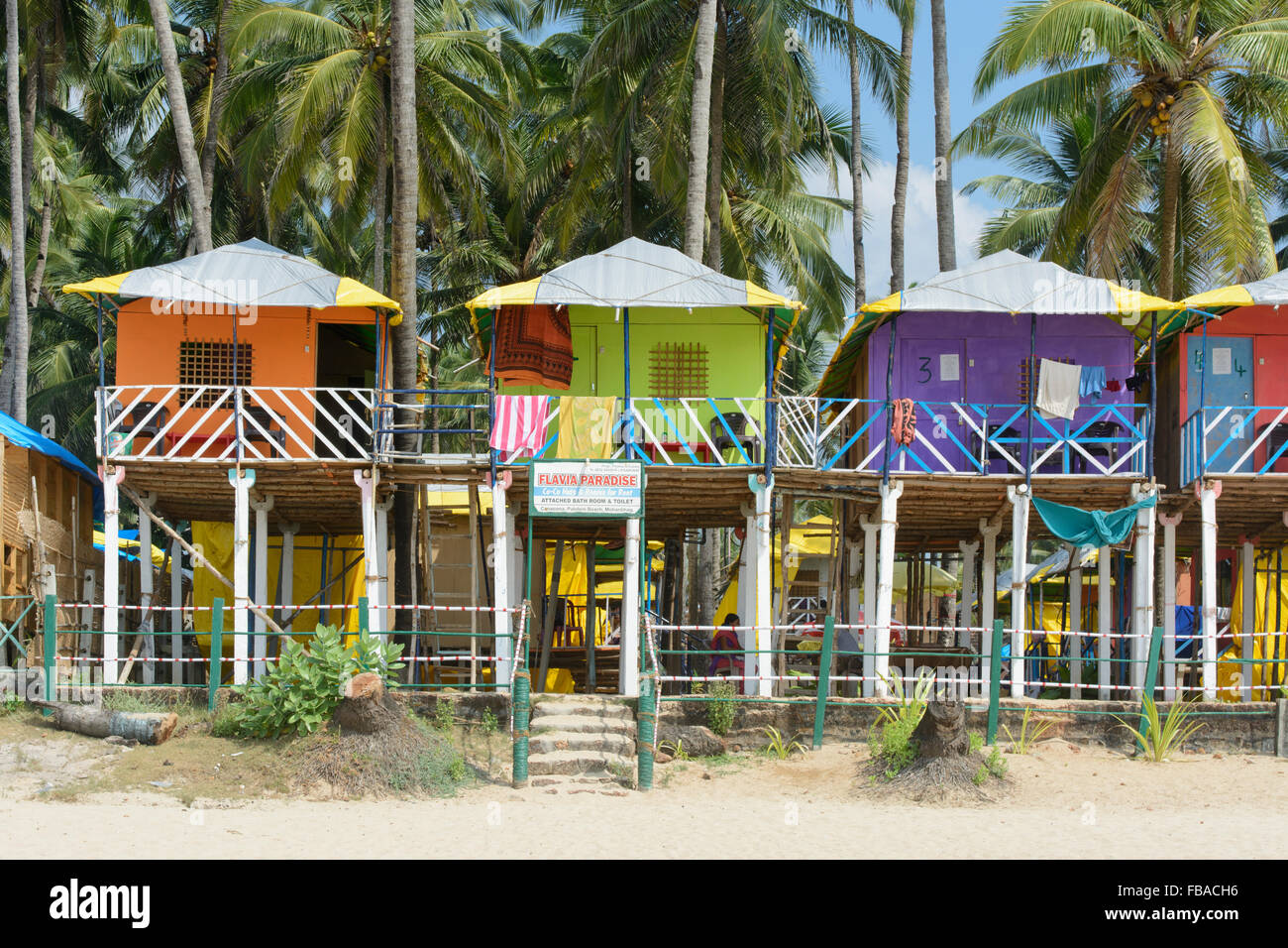 Pittoresca spiaggia di capanne tra le palme sulla spiaggia di Palolem, a sud di Goa, India Foto Stock