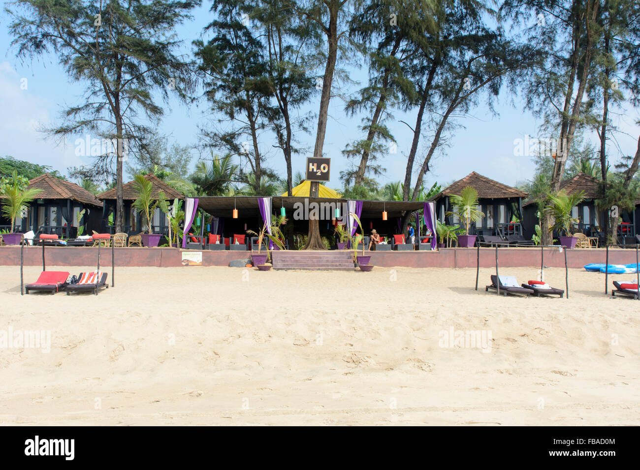 Sistemazione di cabine sulla spiaggia, a H2O Beach Hotel, Agonda beach, Canacona, a sud di Goa, India Foto Stock