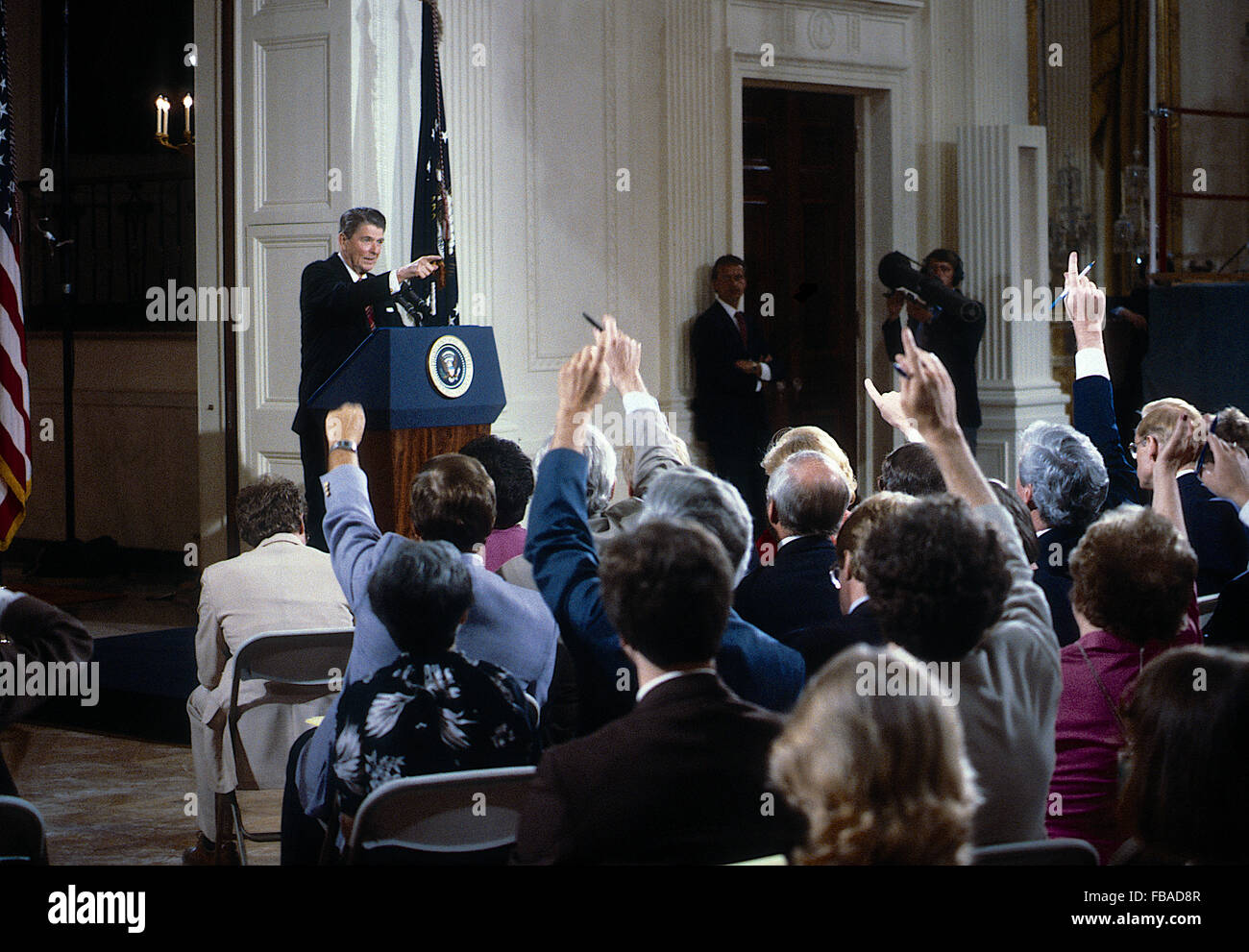 Washington, DC.,USA, 22 maggio 1984 il Presidente Ronald Reagan trattiene il suo ventiquattresimo news conferenza nella Sala Est della Casa Bianca. Reporters sollevare essi le mani sperando che il presidente sarà il punto a loro e chiedere per la prossima domanda Credito: Mark Reinstein Foto Stock