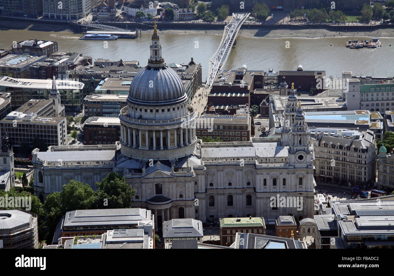 Vista aerea della Cattedrale di St Paul guardando a sud verso il fiume Thames, London, Regno Unito Foto Stock