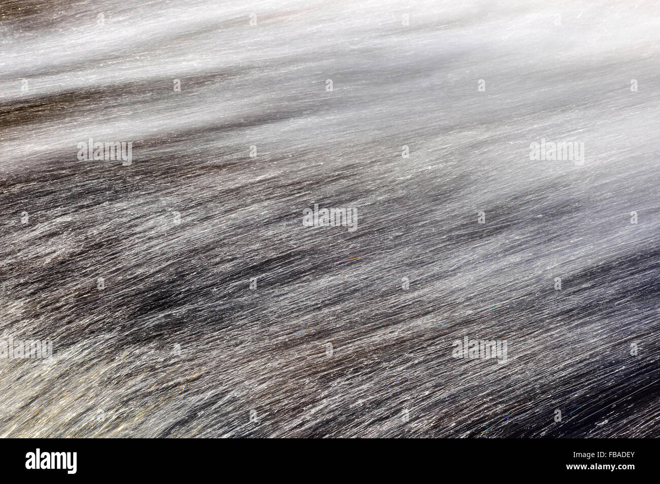 Immagine astratta di sole sul che scorre veloce acque di un flusso di brughiera in inglese il paesaggio. Foto Stock