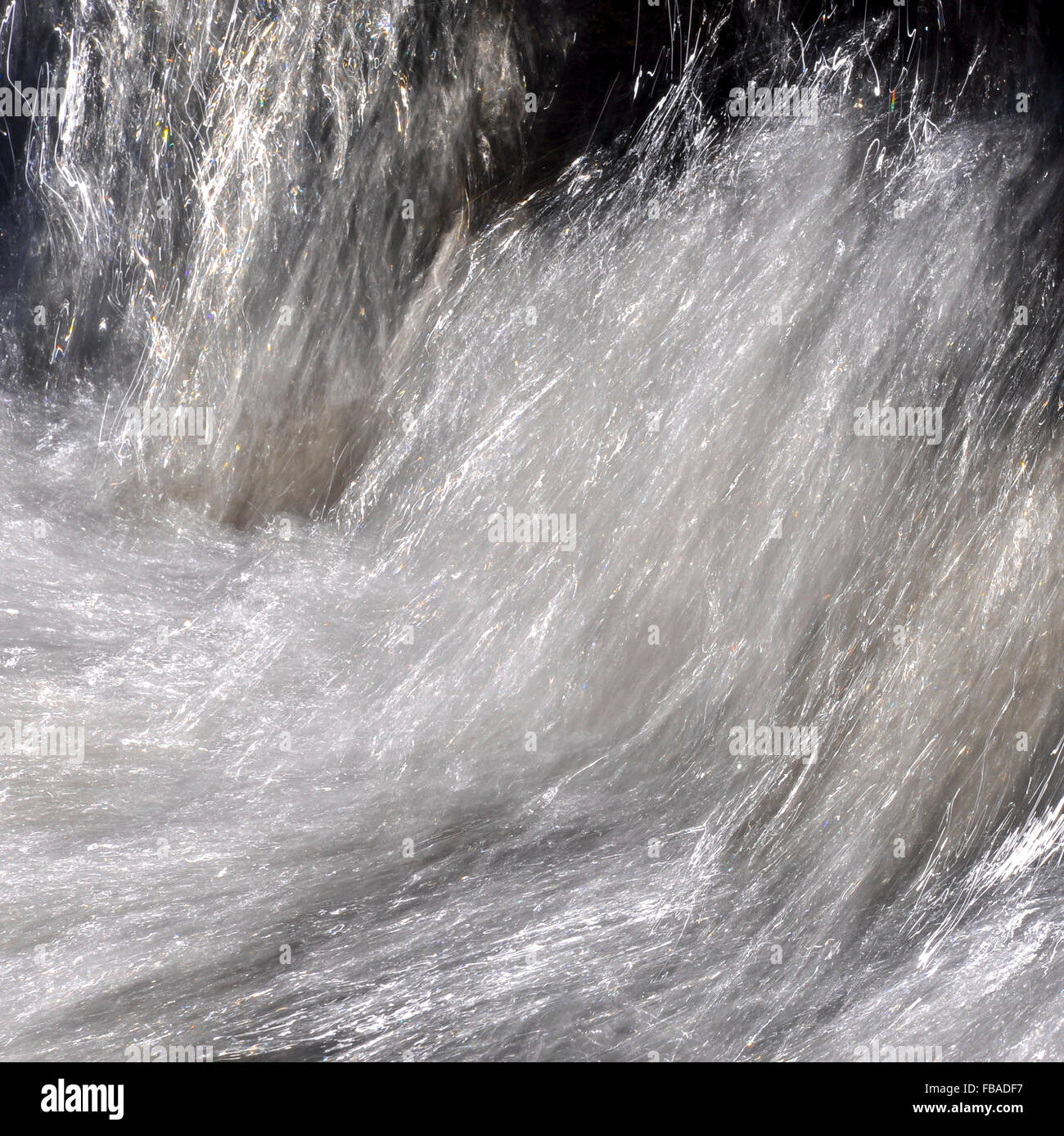 Immagine astratta di sole sul che scorre veloce acque di un flusso di brughiera in inglese il paesaggio. Foto Stock