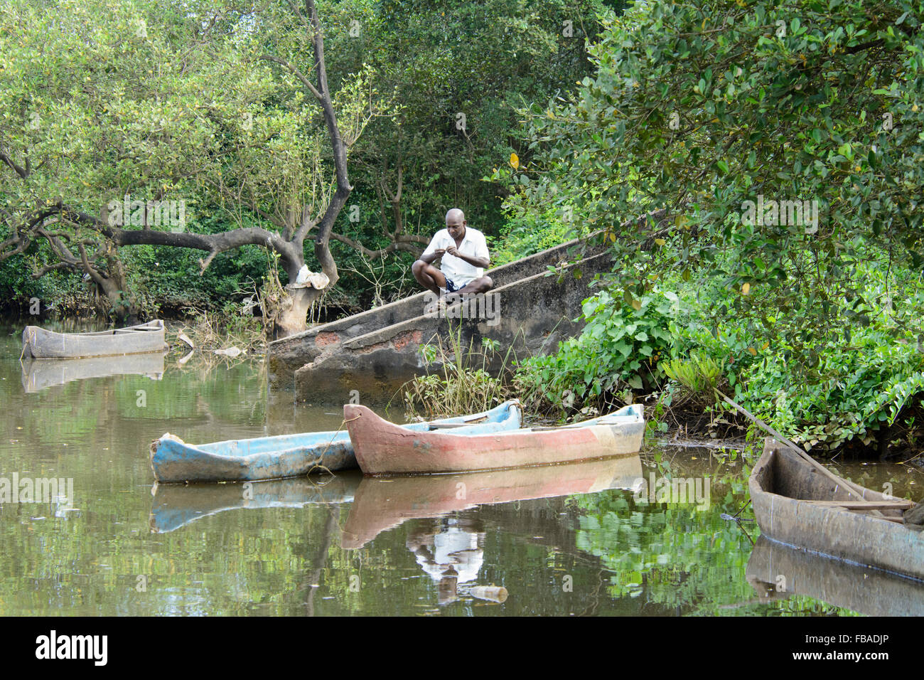 Un pescatore locale sul Fiume Mandovi, vicino alla vecchia Goa (Velha Goa), Nord Goa, India Foto Stock