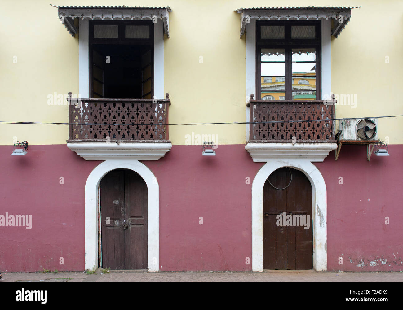 Portoghese architettura coloniale in Panaji (Panjim), Nord Goa, India Foto Stock