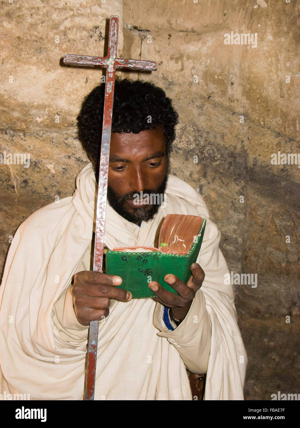Sacerdote, Medhane Alem Adi Kasho rock scavato nella chiesa, Teka Tesfai, Etiopia. Foto Stock
