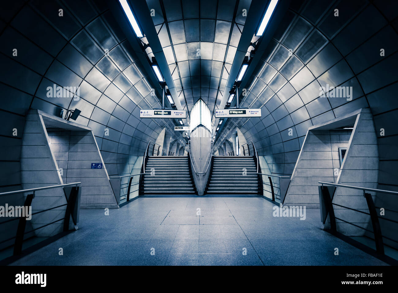 Nell'abisso, stazione metropolitana di Southwark, Londra Foto Stock