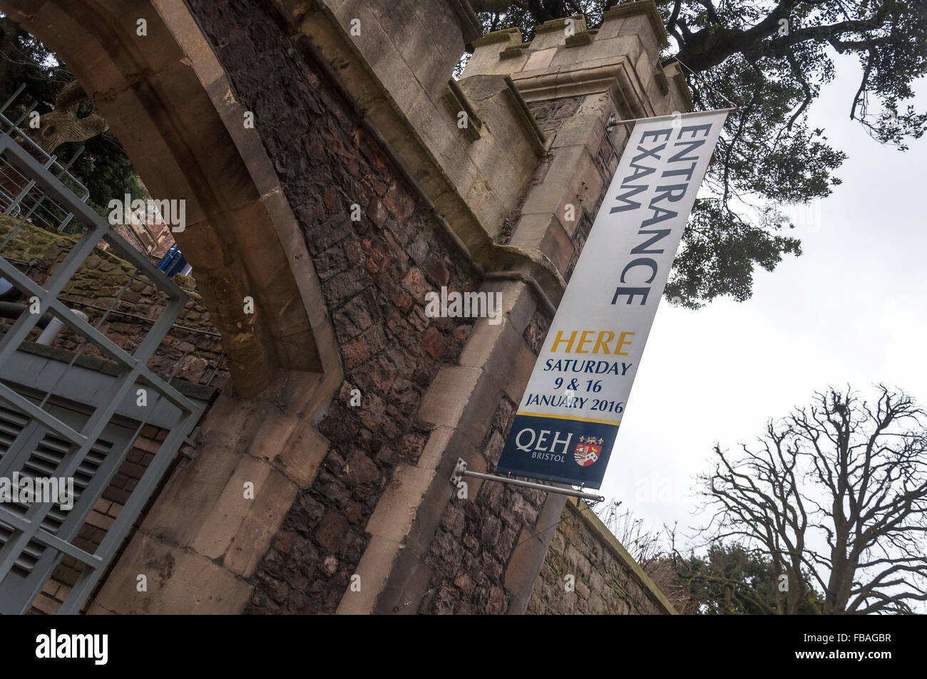 Queen Elizabeth Hospital School segno pubblicità esame di entrata a Bristol, Inghilterra, Regno Unito Foto Stock