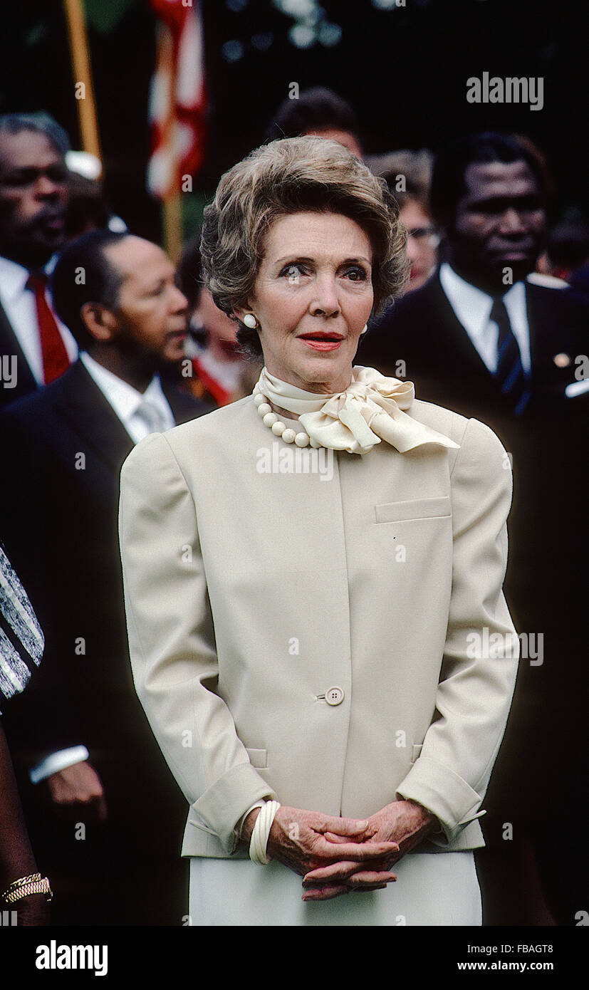 Washington, DC, Stati Uniti d'America, 7 giugno, 1983 First Lady Nancy Reagan sul prato Sud della Casa Bianca durante la cerimonia di arrivo per il Presidente Felix Houphouet-Boigny della Costa d'Avorio. Credito: Mark Reinstein Foto Stock