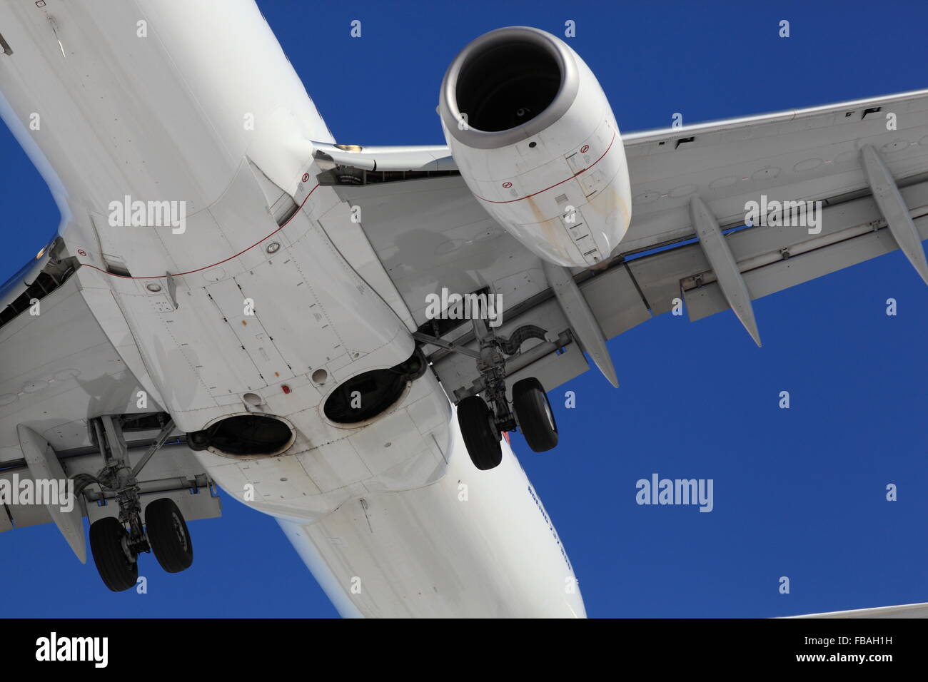 Boeing 737-800 OK-TVR Sunwing Airlines sull approccio finale a YOW Ottawa in Canada, 12 marzo 2015 Foto Stock