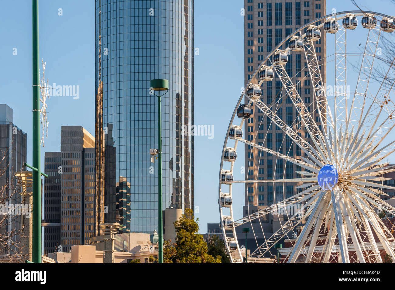 Atlanta, Georgia downtown scena della vista del cielo ruota panoramica di fronte al Centennial Olympic Park. Stati Uniti d'America. Foto Stock