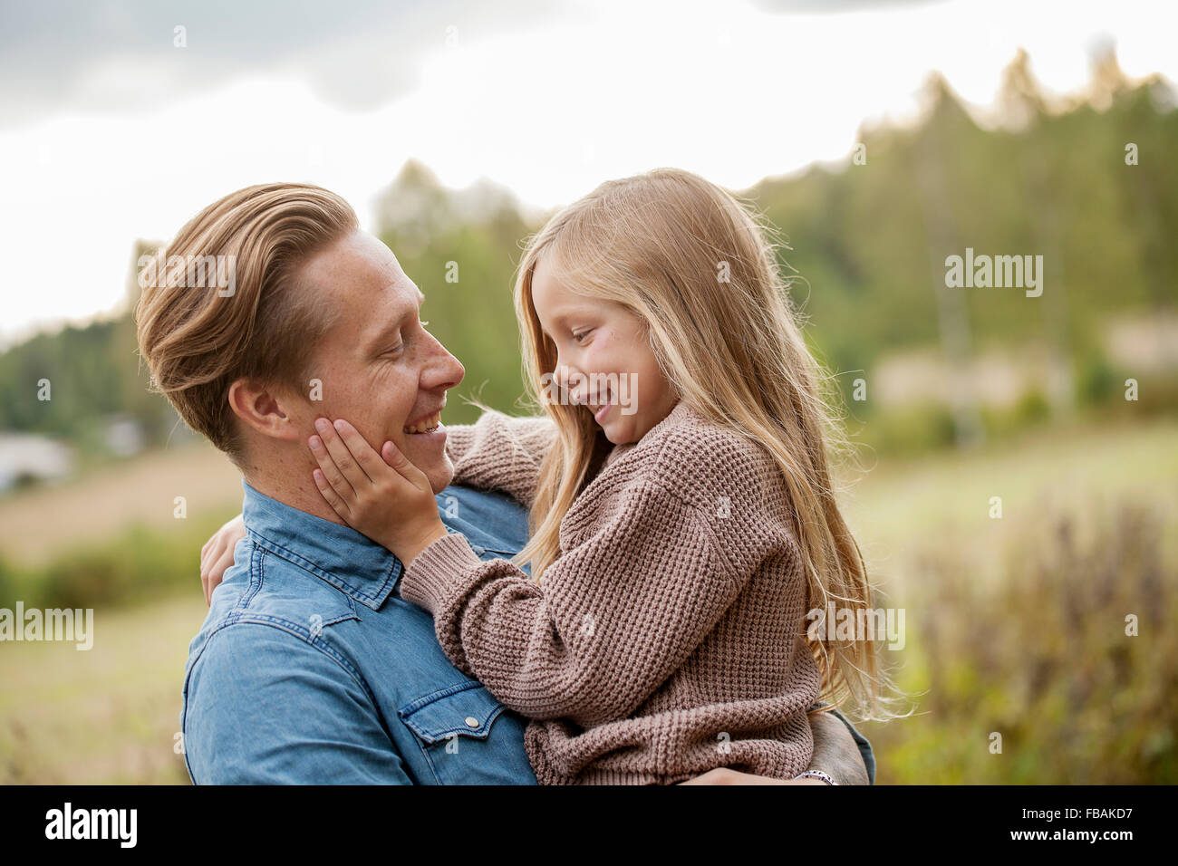 Finlandia, Uusimaa, Raasepori, Karjaa, Padre il legame con sua figlia (6-7) Foto Stock