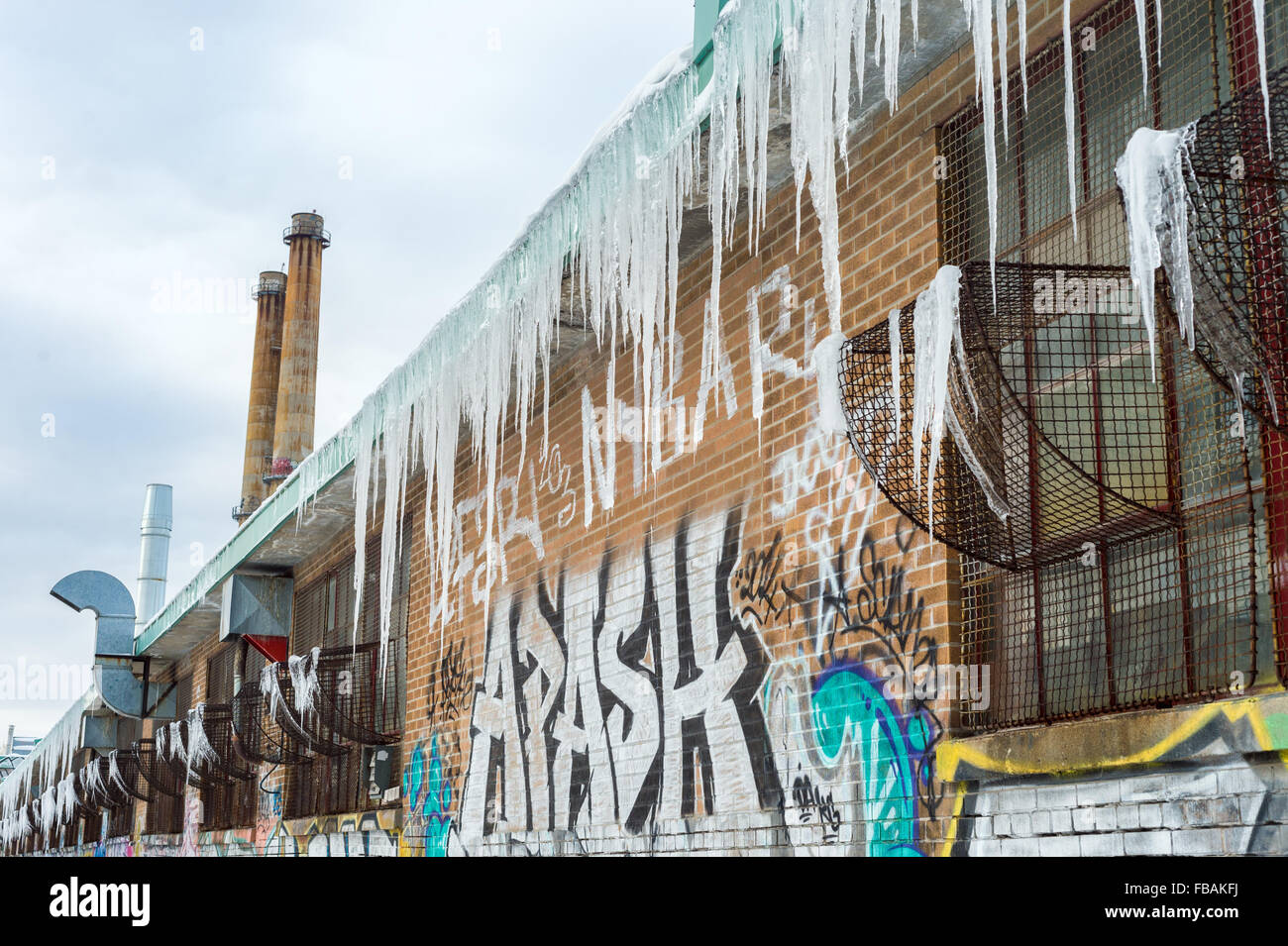 Vecchia fabbrica con Icecicles a Montreal Foto Stock