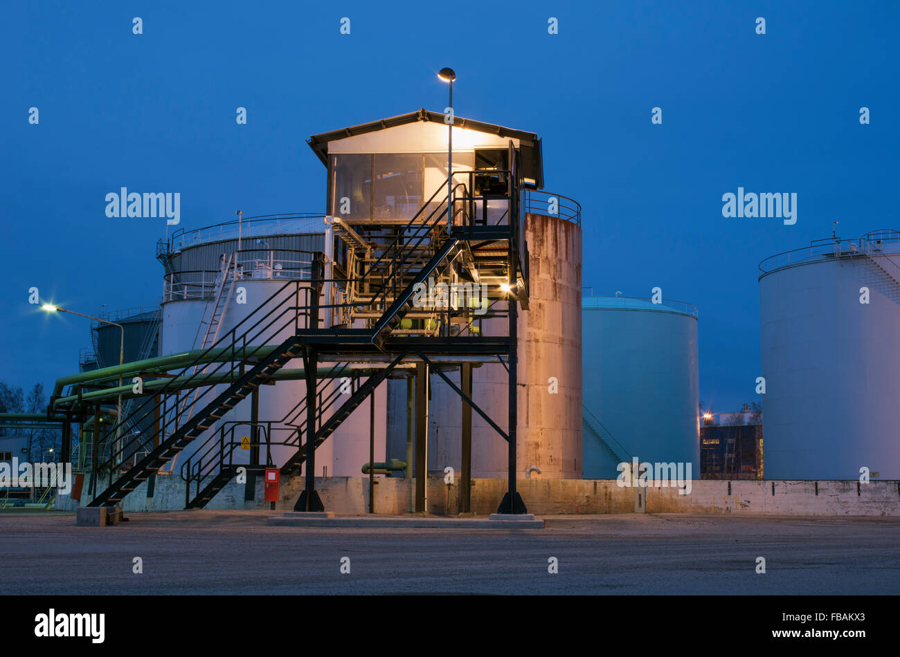 Finlandia, Pohjanmaa, Pietarsaari, illuminato torre di osservazione della raffineria di petrolio Foto Stock