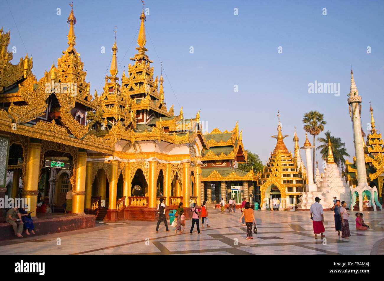 I Santuari e la preghiera posti all'interno di Shwedagon Paya, Yangon, Myanmar Foto Stock