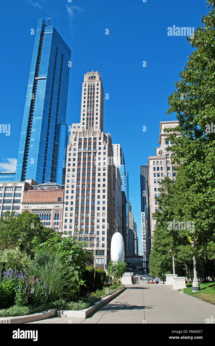 Stati Uniti d'America, Usa: sullo skyline di Chicago con i suoi grattacieli si vede dal Millennium Park, il famoso parco pubblico nel Loop area comunitaria Foto Stock