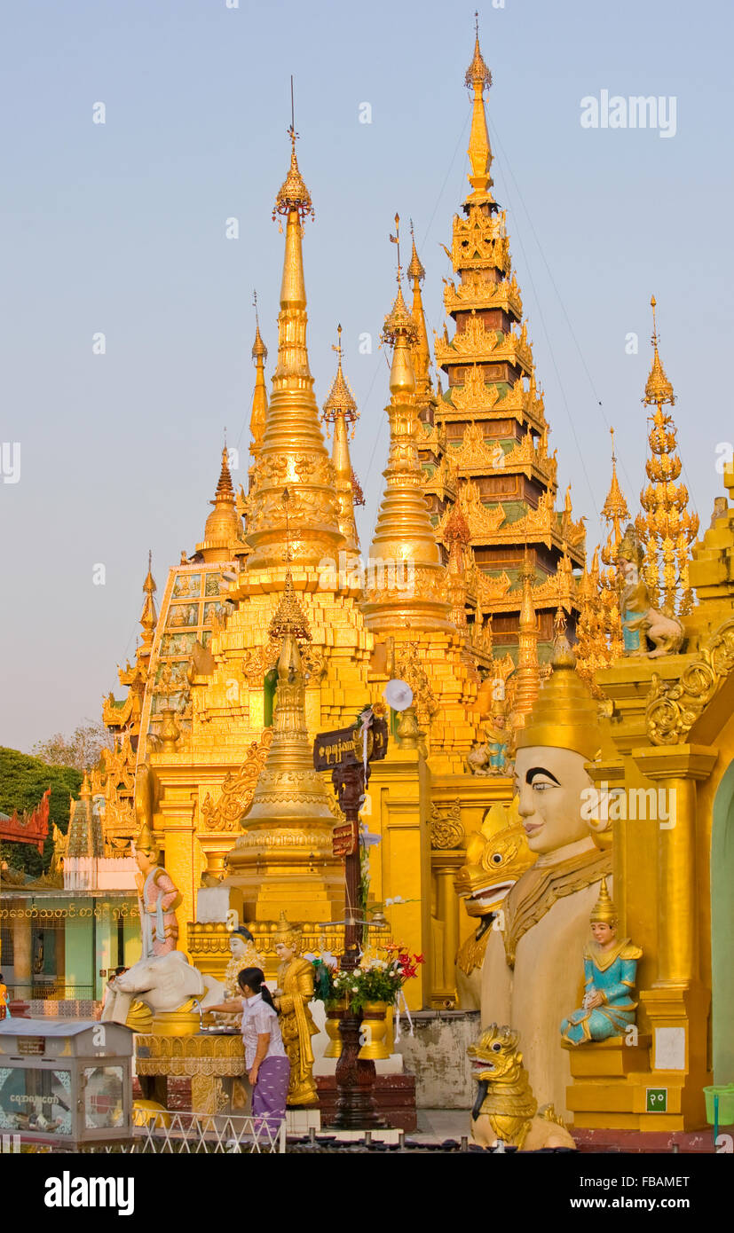 Le guglie dorate all'interno di Shwedagon Paya di Yangon, Myanmar Foto Stock Le guglie dorate all'interno di Shwedagon Paya di Yangon, Myanmar Foto Stock