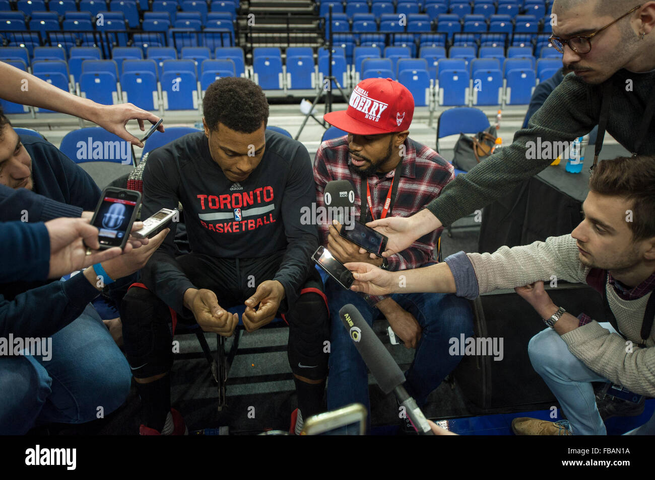 Londra, Regno Unito. Il 13 gennaio, 2016. Toronto Raptors Guard Kyle Lowry [#7] intervistato da BBC Radio 1's T. Williams al media day in anticipo della NBA Giochi globale Londra 2016. Orlando Magic e il Toronto Raptors. Credito: Stephen Bartolomeo/Alamy Live News Foto Stock