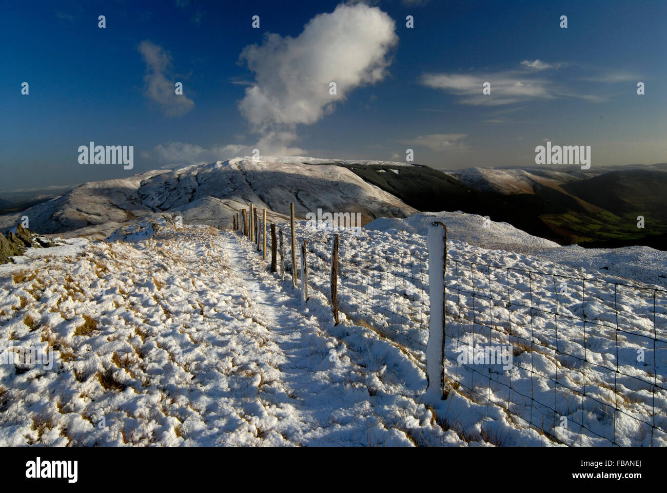 Ricoperta di neve sulle colline vicino a Dolgellau Galles, UK. Viste intorno Cader Idris. Foto Stock