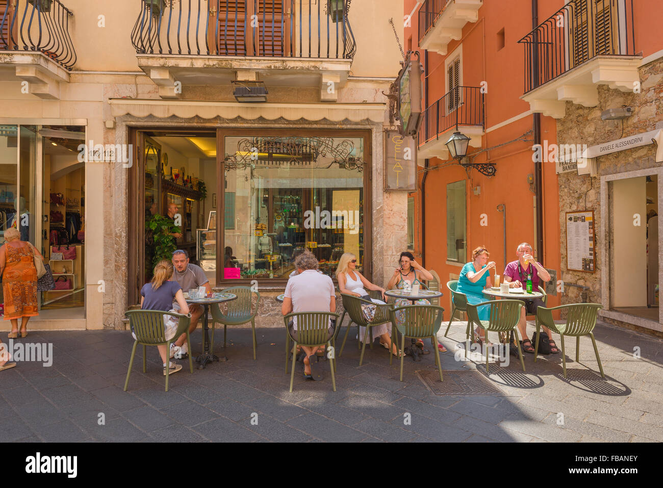 Taormina cafe bar, vista in estate di turisti in un momento di relax a tavoli fuori un cafè sul Corso Umberto I di Taormina, Sicilia. Foto Stock