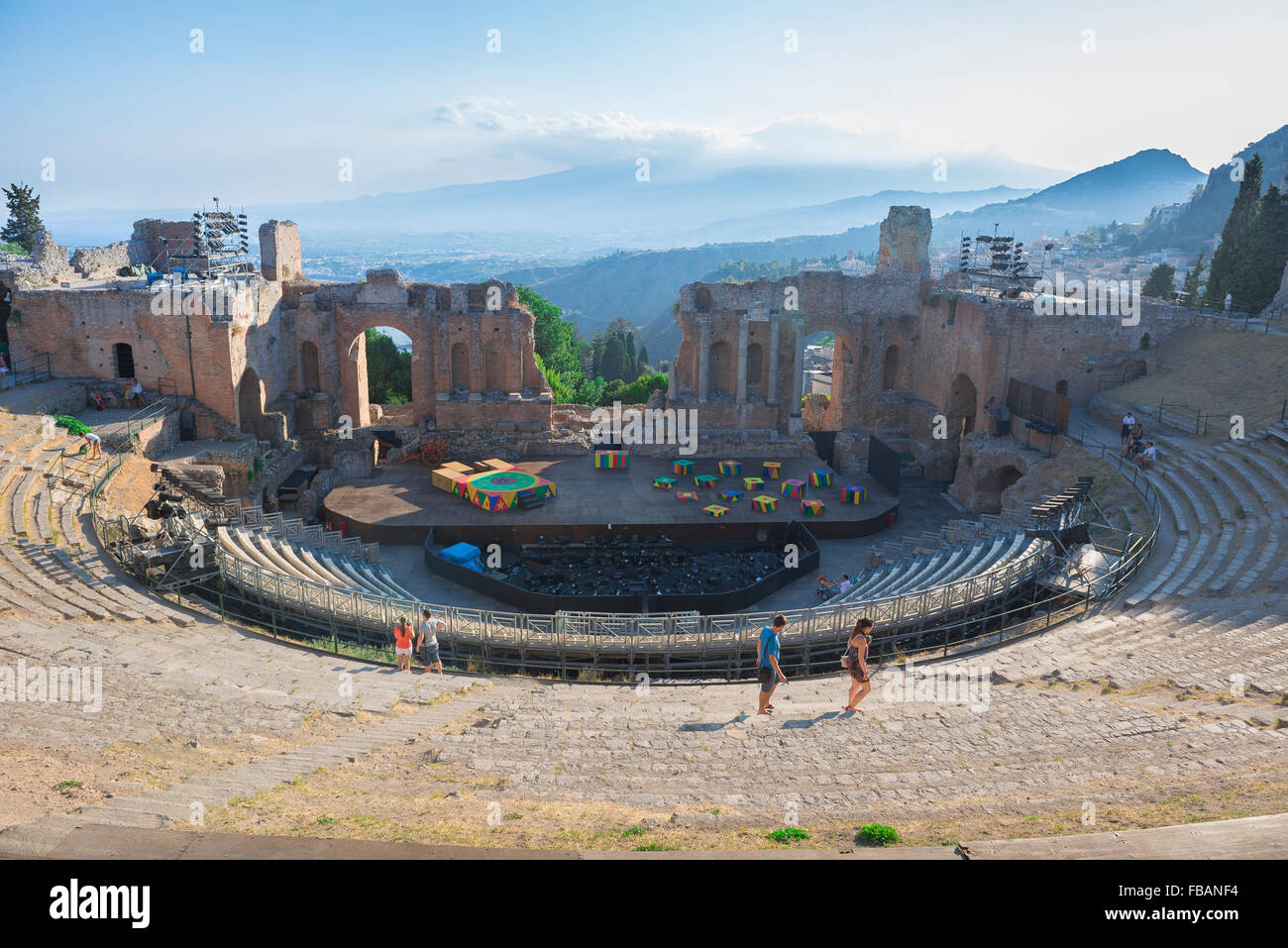 Teatro greco di Taormina, vista dei turisti in estate camminando nell'auditorium dell'antico teatro greco (Teatro Greco) di Taormina, Sicilia. Foto Stock