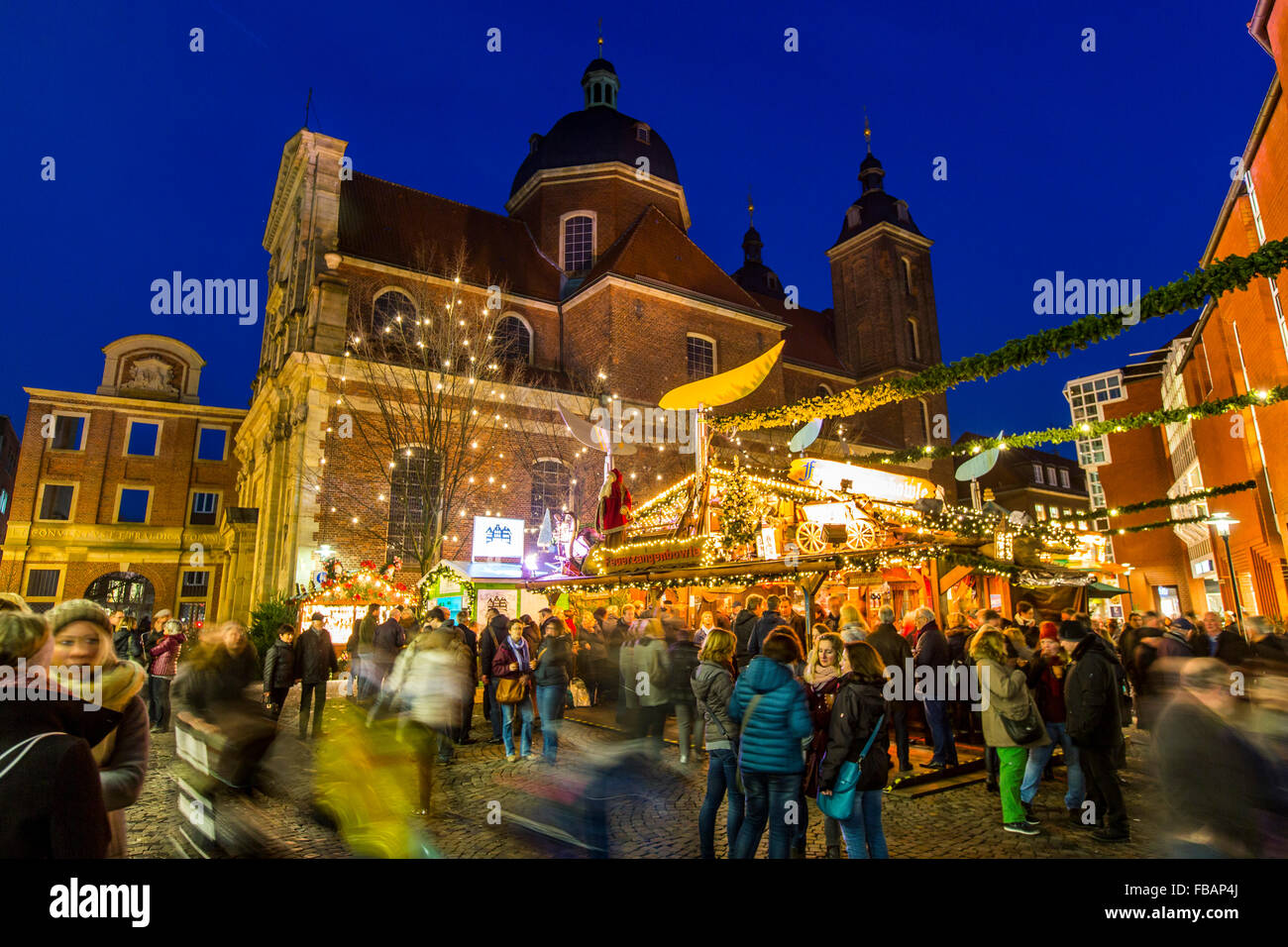 Mercatino di Natale nel centro storico, centro citta', Münster, Westfalia, Germania dietro il municipio, la Chiesa dominicana, Foto Stock