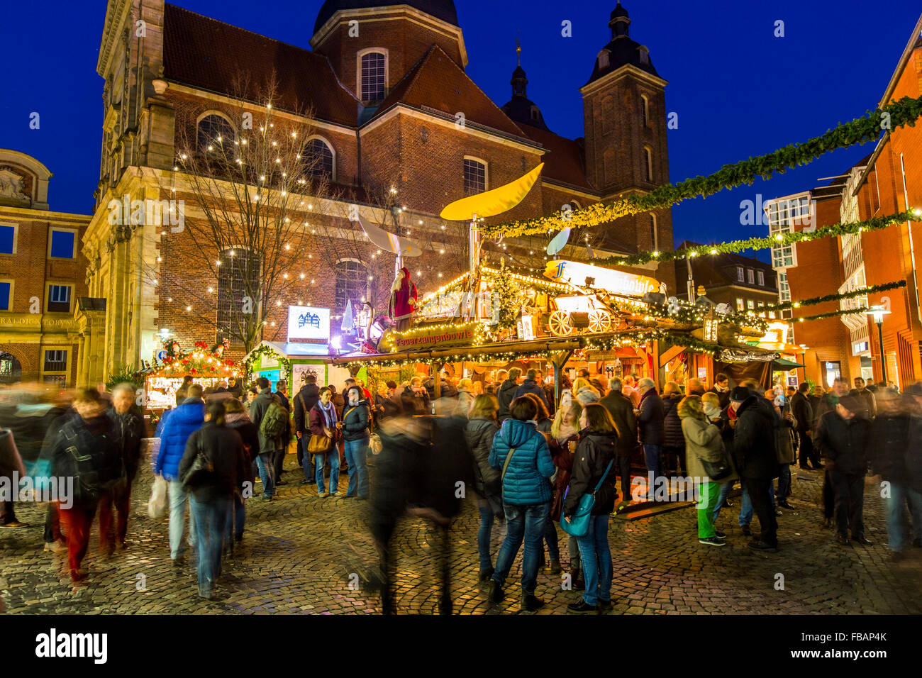 Mercatino di Natale nel centro storico, centro citta', Münster, Westfalia, Germania, dietro il municipio, la Chiesa dominicana, Foto Stock