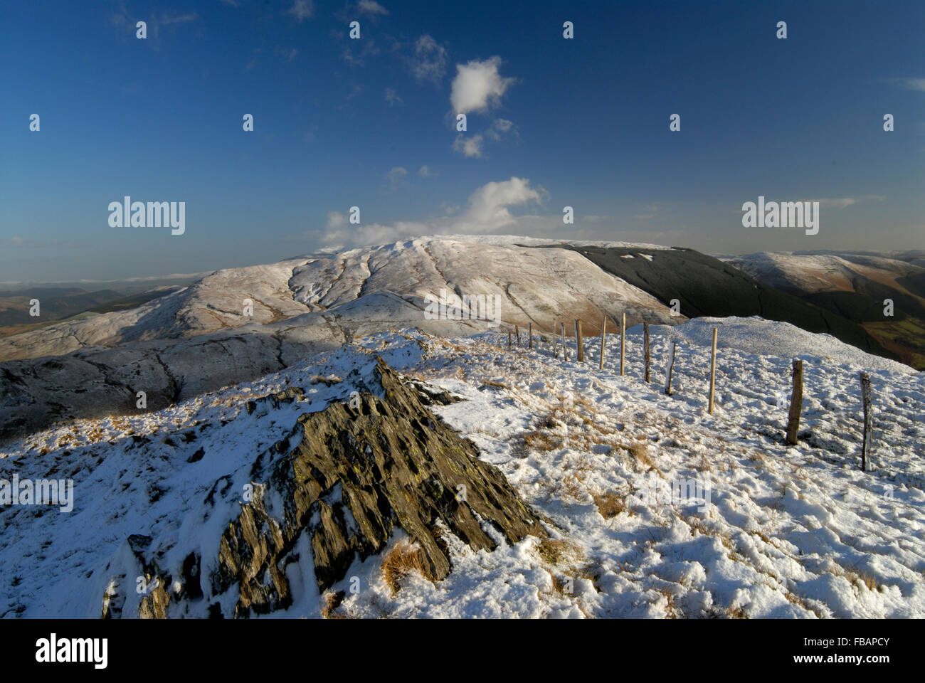 Ricoperta di neve sulle colline vicino a Dolgellau Galles, UK. Viste intorno Cader Idris. Foto Stock