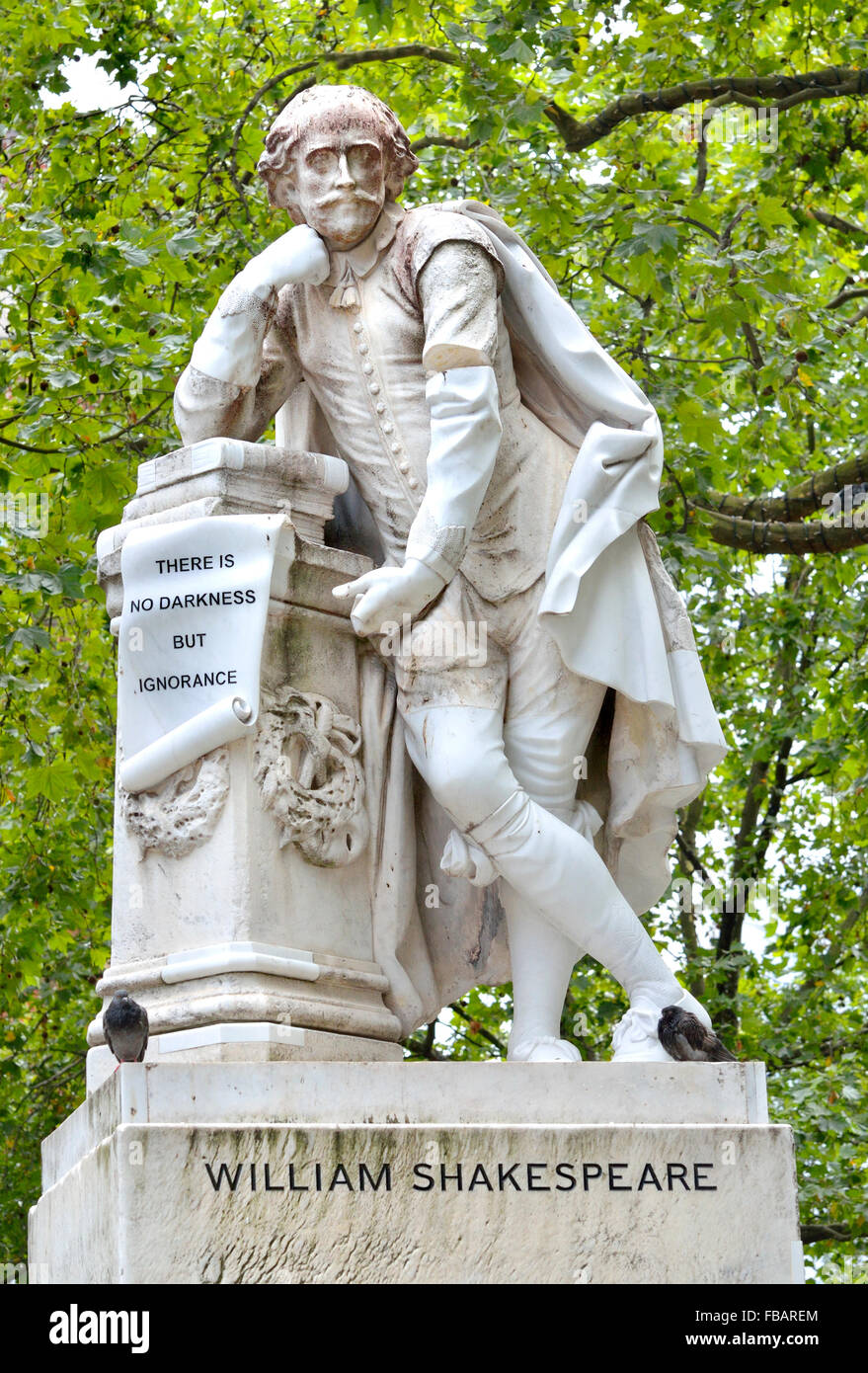 Londra, Inghilterra, Regno Unito. Statua: William Shakespeare (1564-1616) nel quadrato di Leicester. Copia da Giovanni Fontana di Pietro Scheemakers' Foto Stock