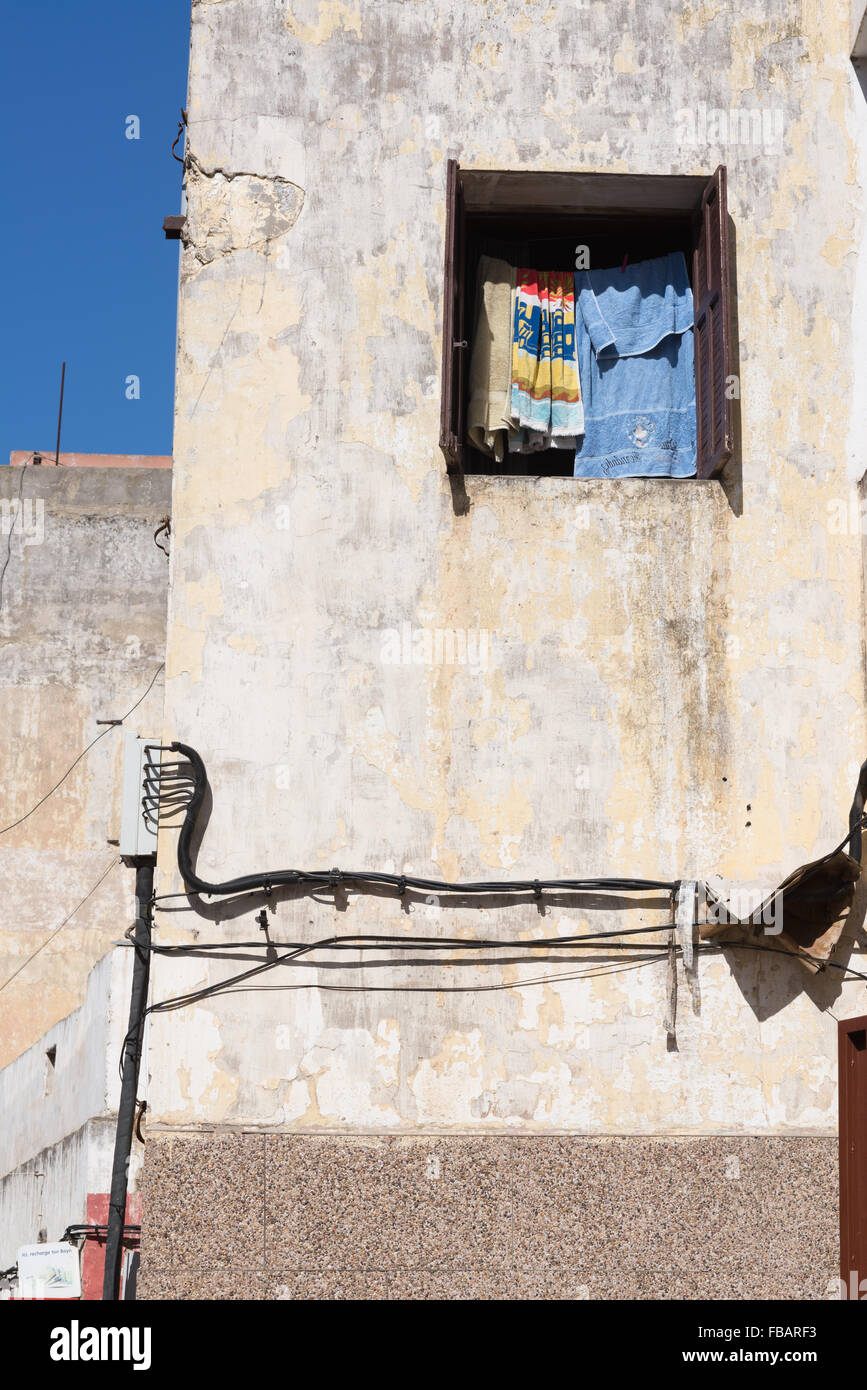 Finestra con abiti di essiccazione a Casablanca, Marocco Foto Stock