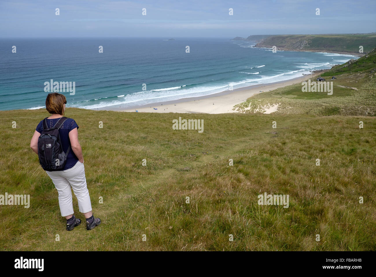Una persona che cammina lungo il sud ovest sentiero costiero, nr Sennen Cove, Cornwall Foto Stock