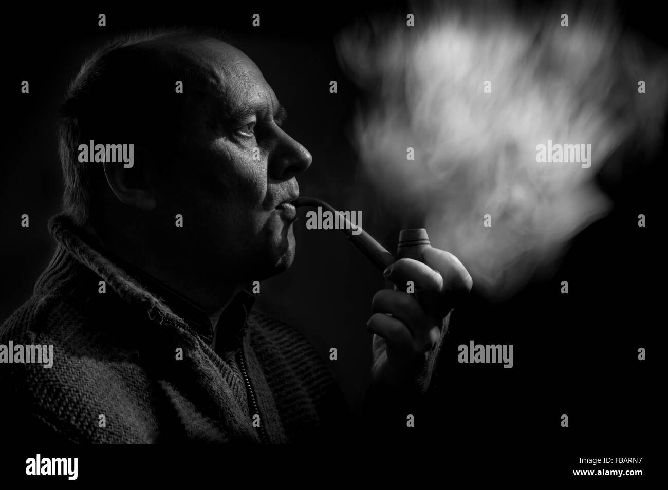 Ritratto in bianco e nero di un uomo caucasico fumare tabacco tubo Foto Stock