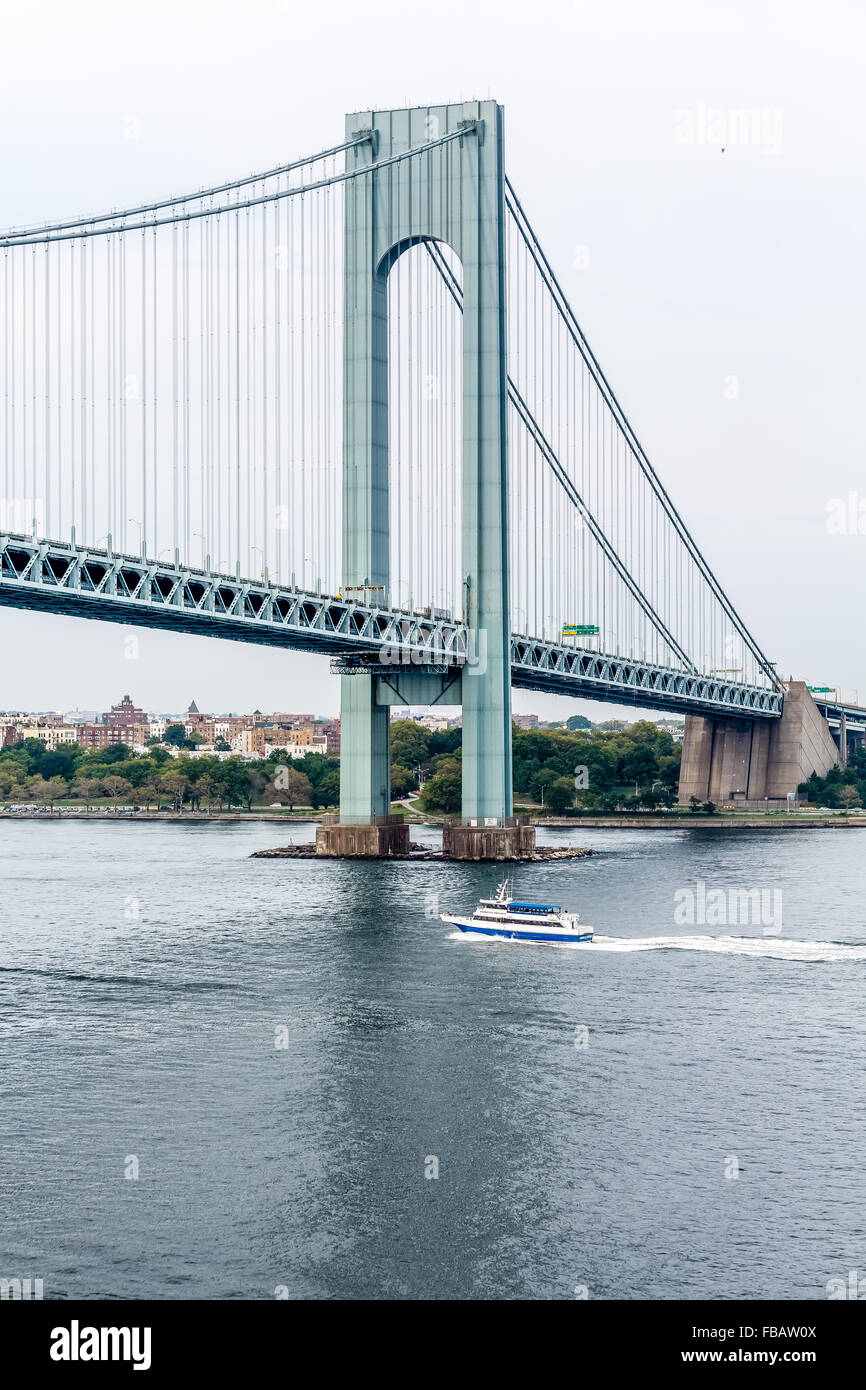 Vista del Verrazano Bridge nel porto di New York Foto Stock