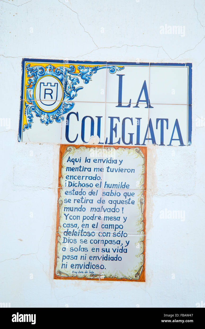 Placca in ceramica con poesia di Fray Luis de Leon. Belmonte, Provincia Cuenca, Castilla La Mancha, in Spagna. Foto Stock
