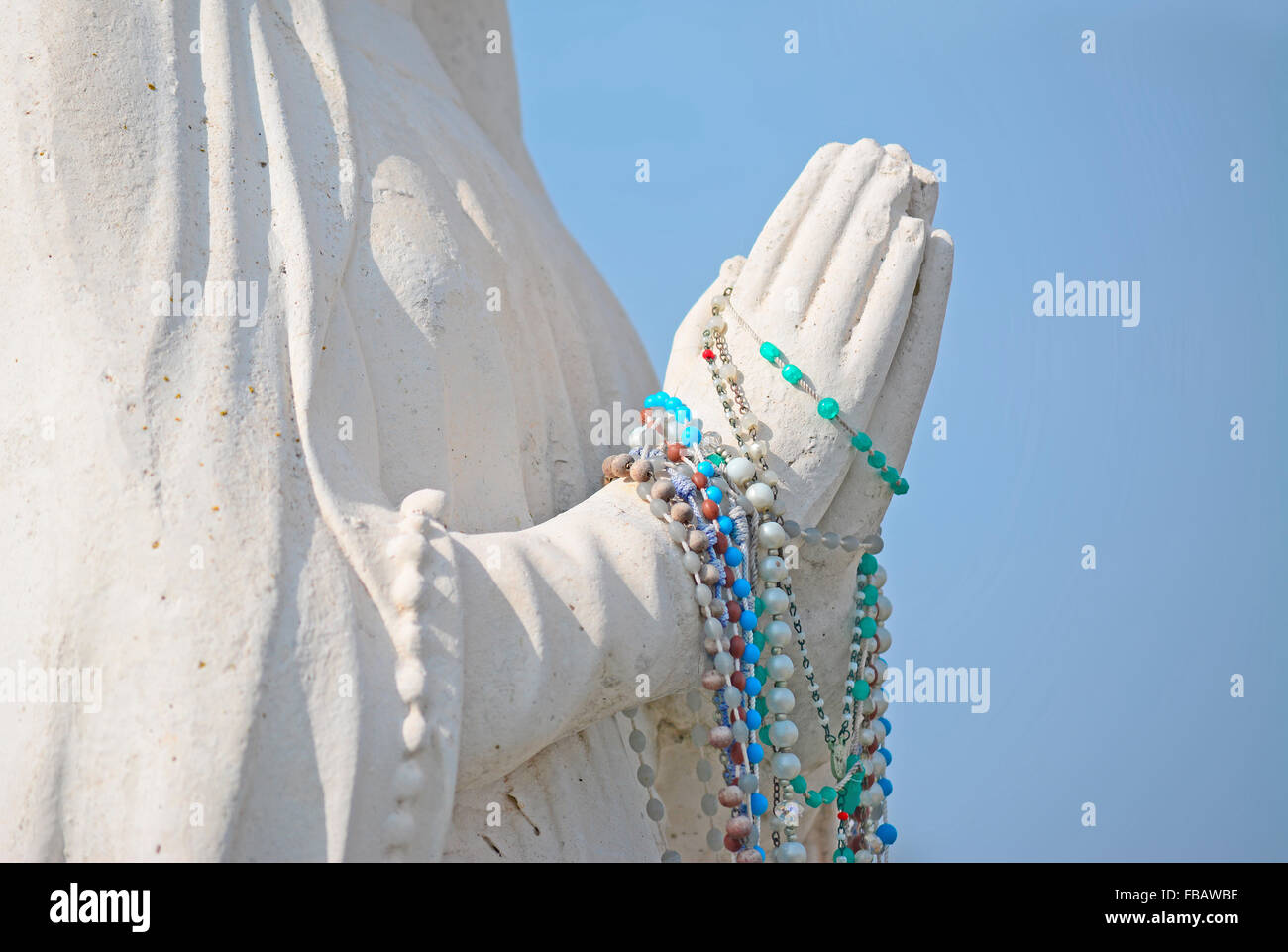 Statua di Santa Maria orante sotto un cielo blu Foto Stock