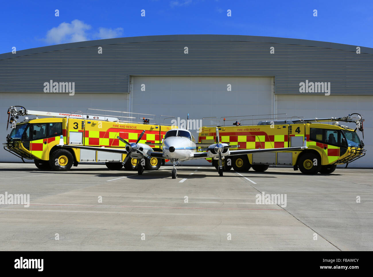 Due dell'Aeroporto Internazionale di Bristol's Amdac Carmichael Cobra 3 veicoli antincendio al fianco di un Piper Navajo Panther Foto Stock