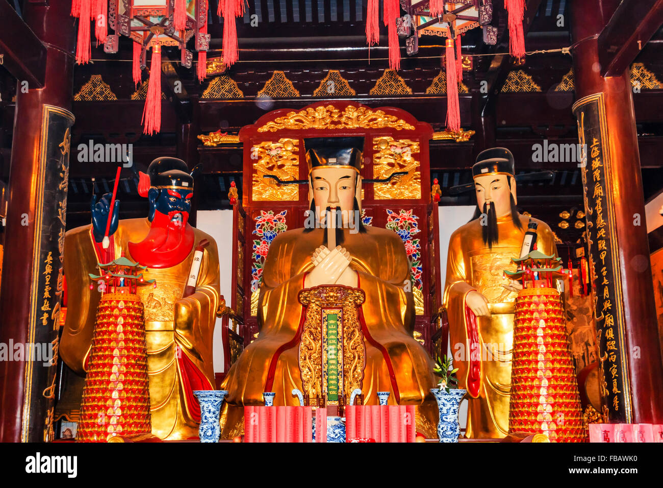 Dio taoista statue City God Temple' Yuyuan Shanghai in Cina. Più famoso tempio taoista di Shanghai. Foto Stock