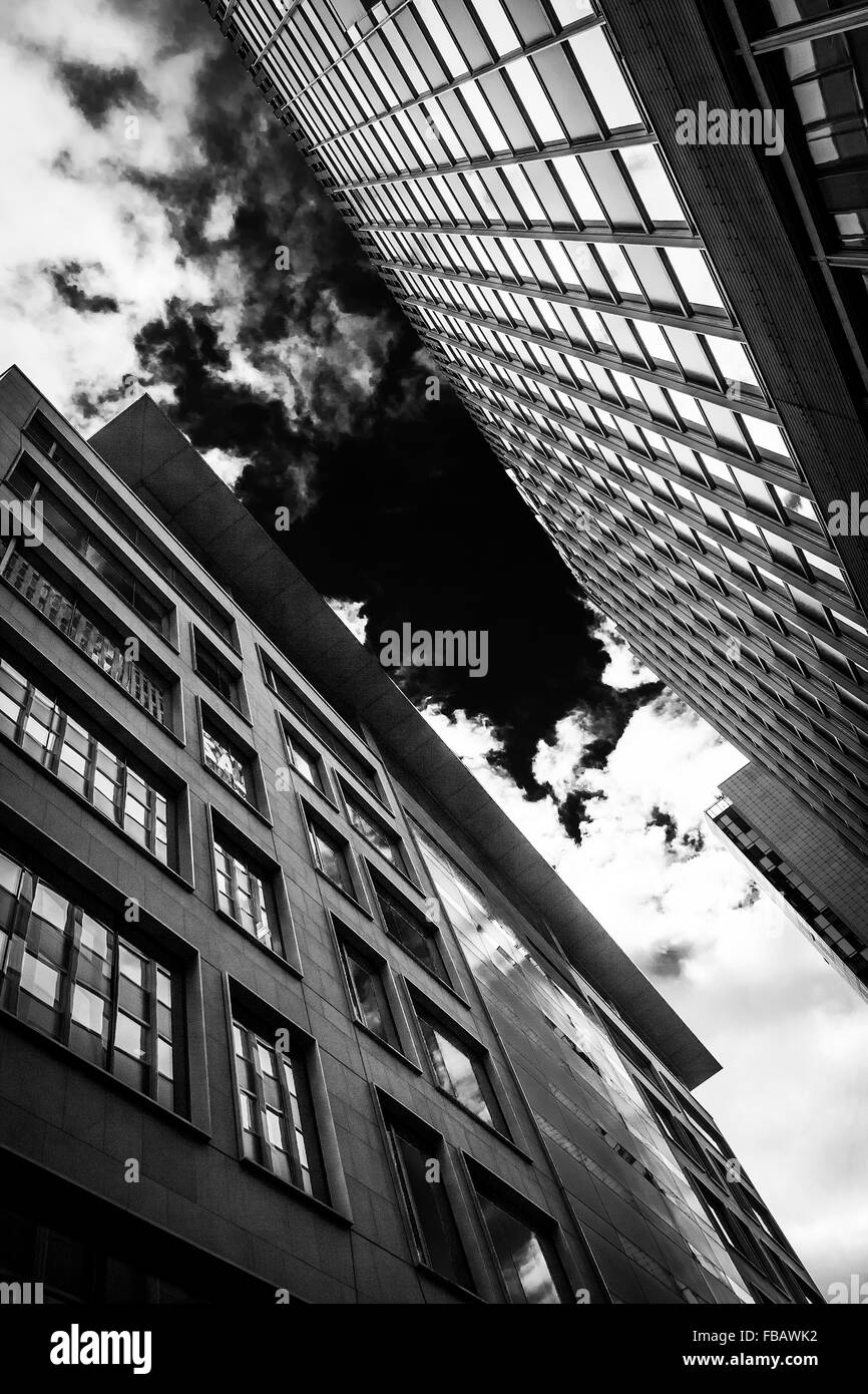 Immagine in bianco e nero alla ricerca skyward attraverso alto ufficio blocchi nella città di Liverpool Foto Stock