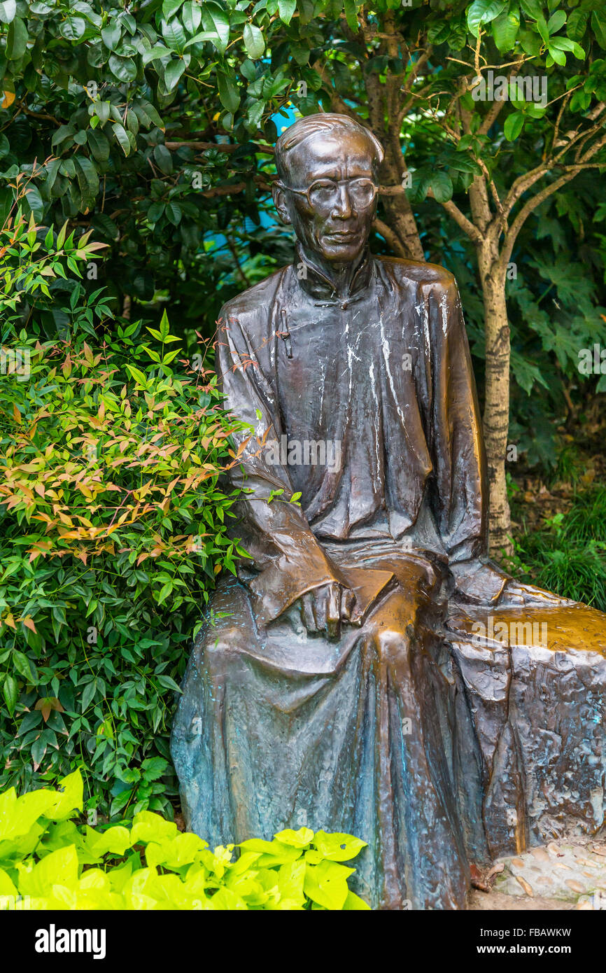 Ruo Shi statua, famoso scrittore cinese, Statua Duolon vecchia strada Culturale di Hong kou District Shanghai in Cina. Vecchie case di Shanghai Foto Stock