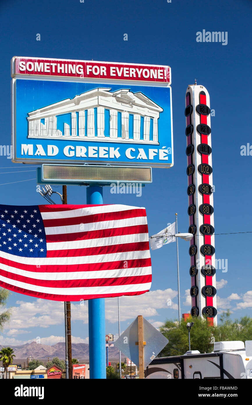 Il più grande del mondo di termometro in Baker, gateway a morte Valey, lettura 102 grado Fahrenheit, California, Stati Uniti d'America, con un segno fo Foto Stock