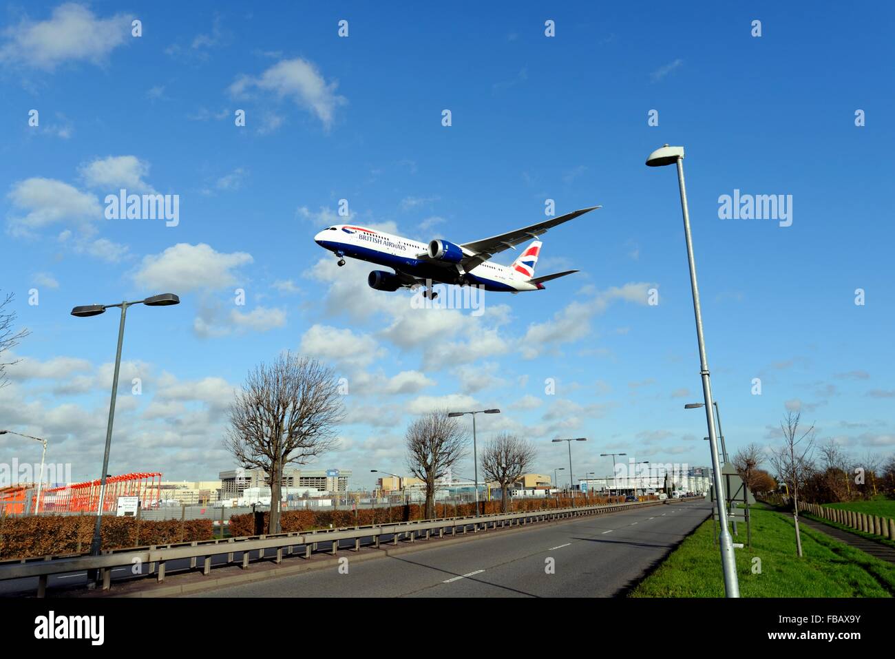 British Airways Dreamliner volando sopra la strada principale a Heathrow REGNO UNITO Foto Stock