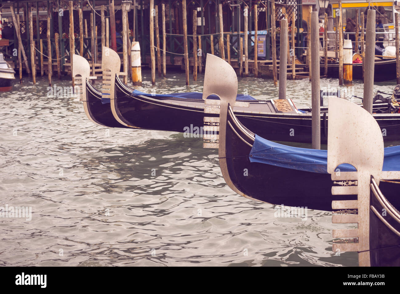 Molte gondole vicino al molo di Venezia, concentrarsi sulla seconda uno Foto Stock