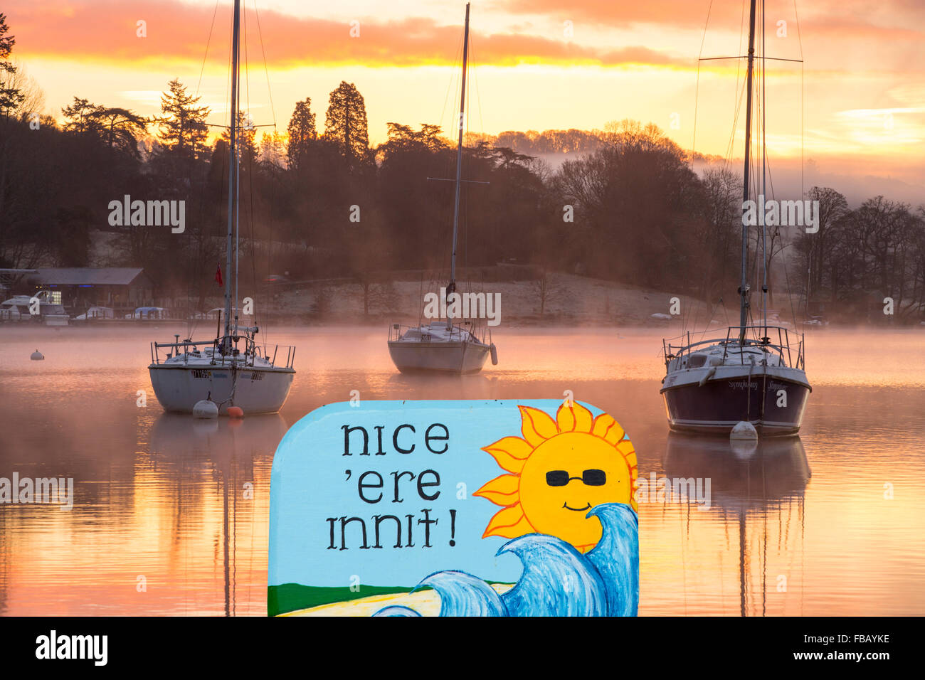 Alba sulle barche a vela sul lago di Windermere in Ambleside, Lake District, UK. Foto Stock