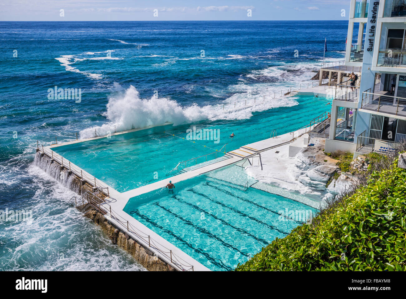 Onde si infrangono nella piscina del Bondi Icebers club di nuoto, Bondi Beach, Sydney sobborghi Orientali Foto Stock