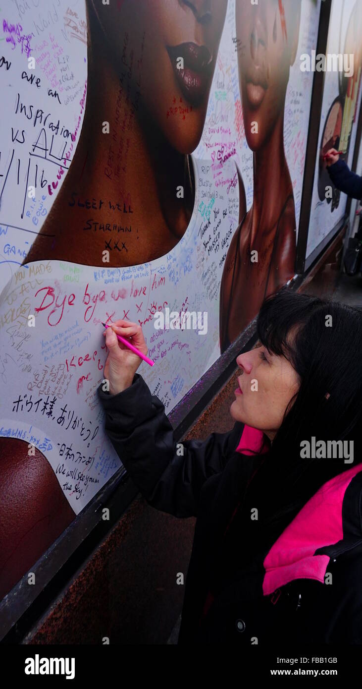 David Bowie memoriale. La ventola scrive messaggio di addio. Foto Stock