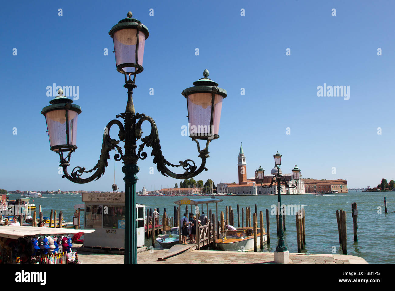 Calle veneziana lampade con il canal grande e la chiesa di San Giorgio Maggiore della distanza, Venezia, Italia. Foto Stock