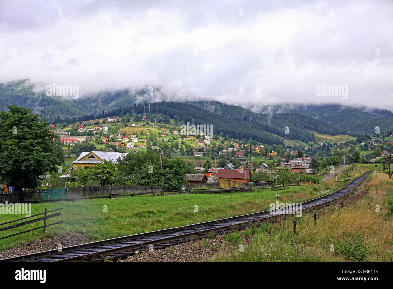 Vista rurale del villaggio di Vorokhta nelle montagne dei Carpazi, Ucraina Foto Stock