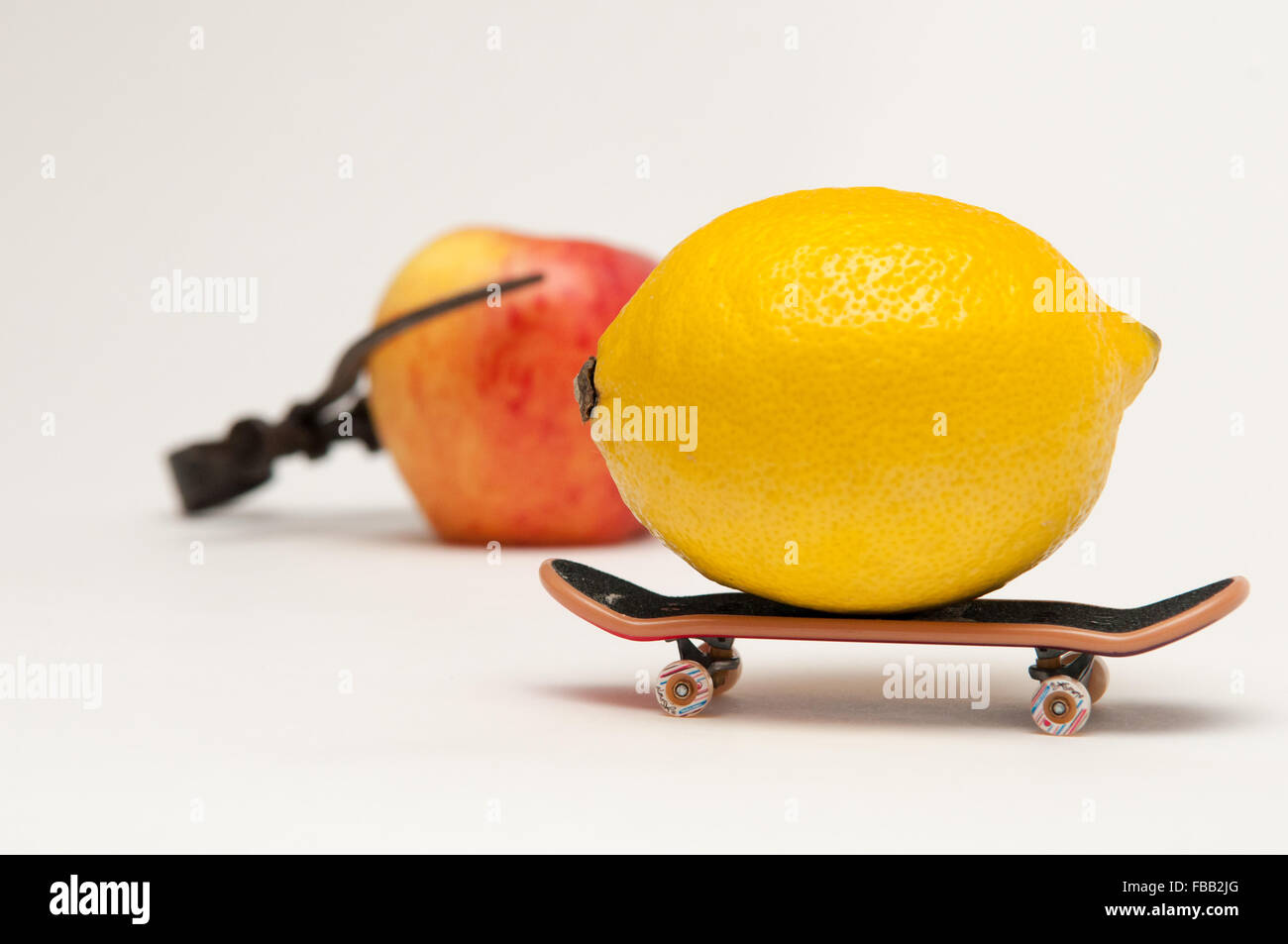 Limone su uno skateboard a rappresentare lo sport e di uno stile di vita sano Foto Stock