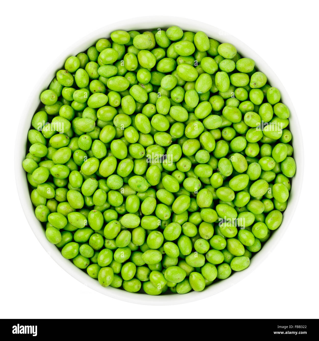 Fresche raccolte verdi oliva per la produzione di olio d'oliva piatto rotondo texture pattern isolati su sfondo bianco. Materie prime per oliv Foto Stock