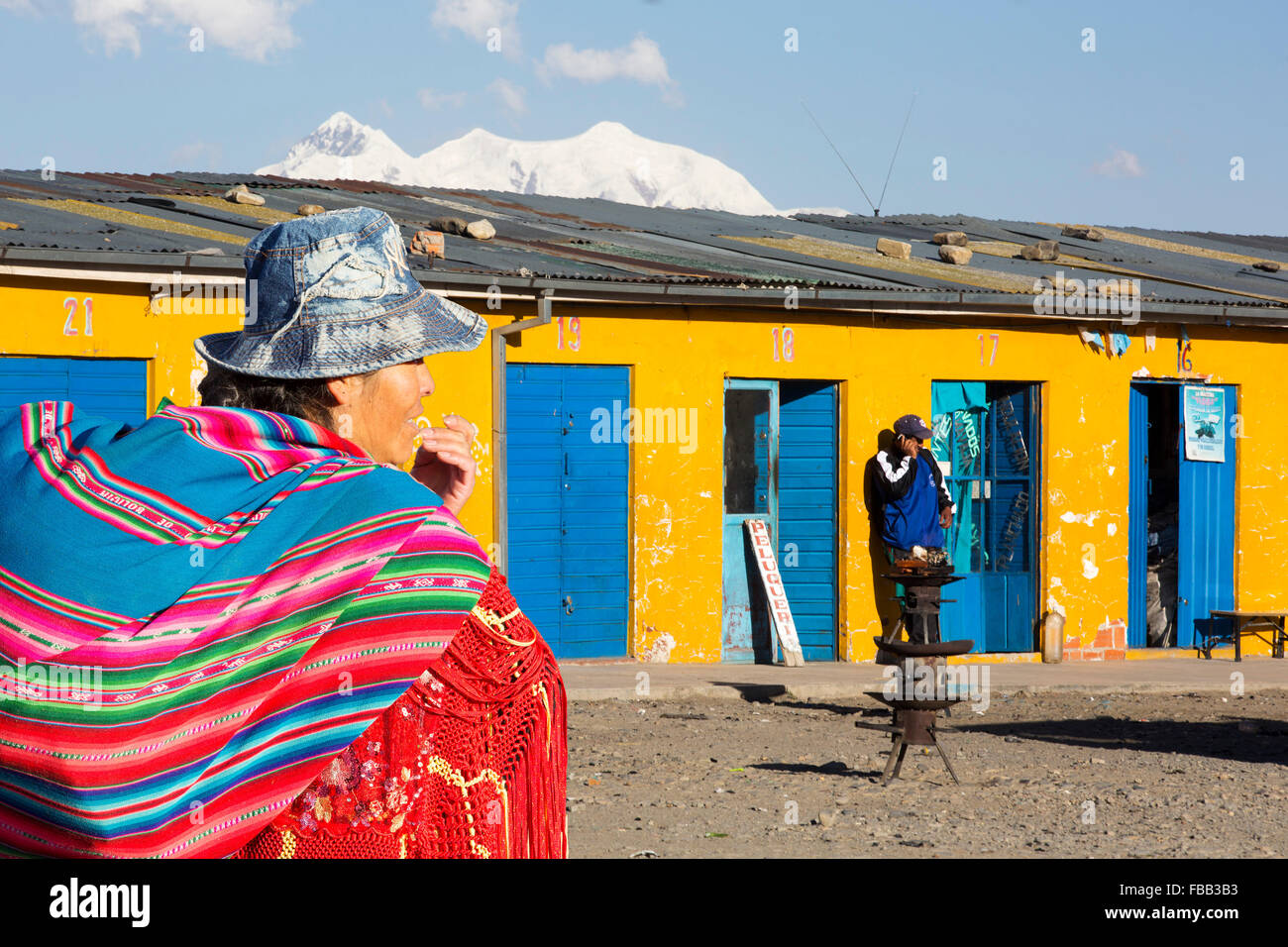Il picco di Illimani (6343 metri) da El Alto sopra, La Paz, Bolivia. La Paz e El Alto sono criticamente a corto di acqua e wil Foto Stock
