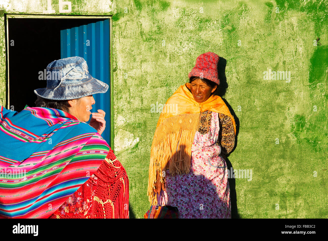 Le donne indigene ad una strada del mercato di El Alto, La Paz, Bolivia, Sud America, in abito tradizionale. Foto Stock